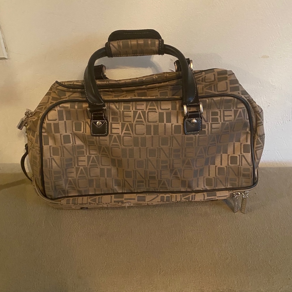 kenneth cole reaction men's travel bag Kit with 3-Piece Manicure Set This travel kit comes with a long top zipper Shop Kenneth Cole Reaction Men's